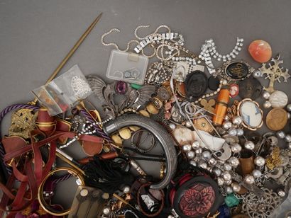 Lot de bijoux fantaisies et divers