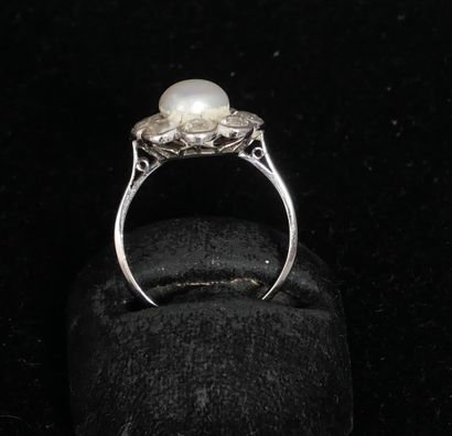 Bague marguerite en or gris 18k et platine,...