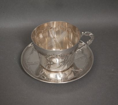 Large cup with handle and saucer in 950°/°°...