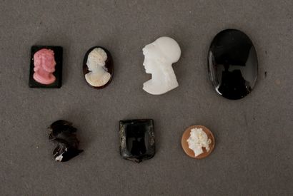 Lot de 7 petits camés et intailles en agate...