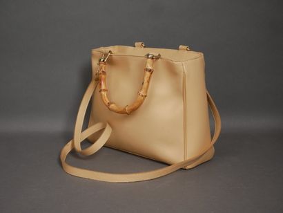 Set of handbags : 
-a beige bag with bamboo...