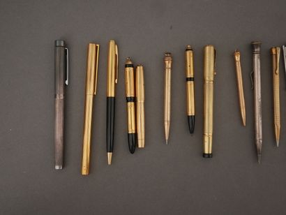 Lot :
- ST DUPONT
stylo à bille en métal...