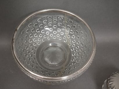 Lot:
- Twisted ribbed glass poudrier with...