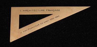 Equerre en or jaune 18k gravée « l’architecture...
