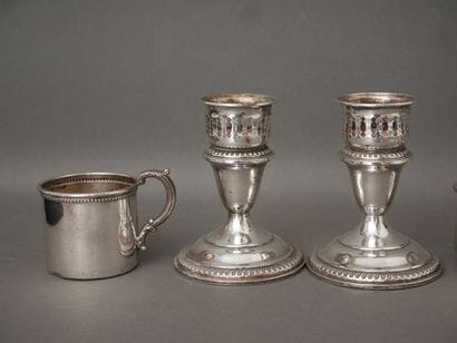 Lot :
- Paire de bougeoirs de table en argent...