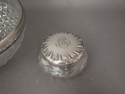 Lot:
- Twisted ribbed glass poudrier with...