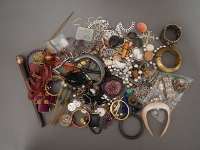 Lot de bijoux fantaisies et divers