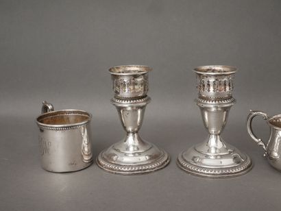 Lot :
- Paire de bougeoirs de table en argent...