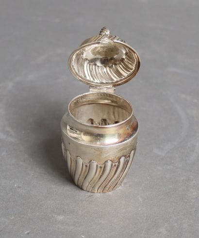 Silver lot:
- Pair of Louis XVI style 950°/°°...