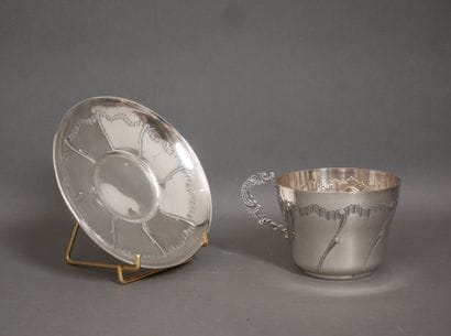 Large cup with handle and saucer in 950°/°°...