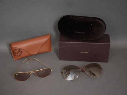 Lot :
- RAY-BAN
Paire de lunettes en métal...