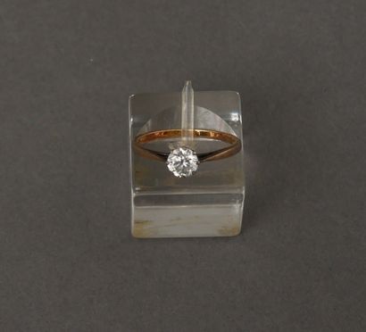 Lot :
- Bague solitaire en or jaune 18k et...
