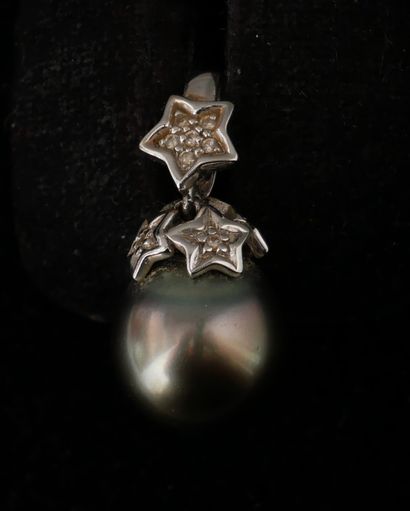 Perle noire de forme poire, montée en pendentif,...