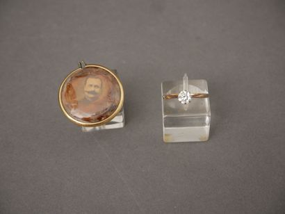 Lot :
- Bague solitaire en or jaune 18k et...