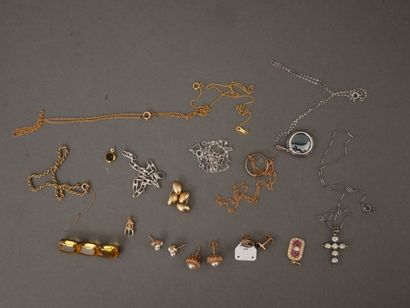 Lot de bijoux fantaises dont un pendentif...