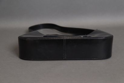 LANCEL
Sac en cuir noir vernissé à rabat...