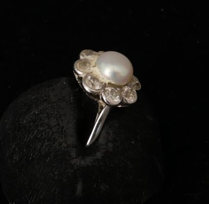 Bague marguerite en or gris 18k et platine,...