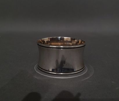 Rond de serviette en argent 950°/°° à décor...