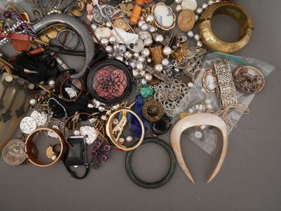 Lot de bijoux fantaisies et divers