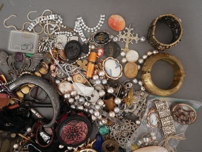 Lot de bijoux fantaisies et divers