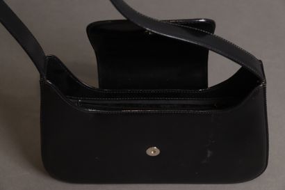 LANCEL
Sac en cuir noir vernissé à rabat...
