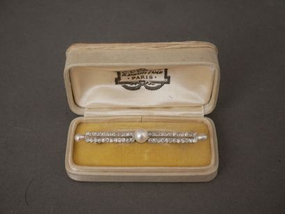 Barrette en or gris 18k orné de petits diamants...