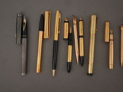 Lot :
- ST DUPONT
stylo à bille en métal...