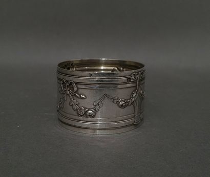 Rond de serviette en argent 950°/°° à décor...