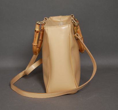 Set of handbags : 
-a beige bag with bamboo...