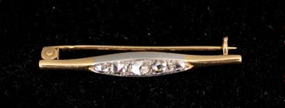 Broche ligne en or jaune 18k sertis de roses,...