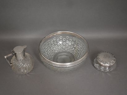 Lot:
- Twisted ribbed glass poudrier with...