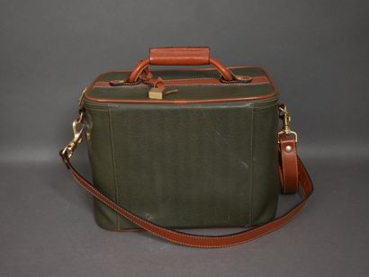Set of handbags : 
-a beige bag with bamboo...