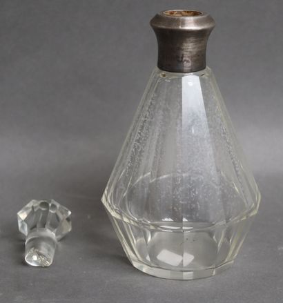 Lot :
- Large cut-glass decanter with radiating...