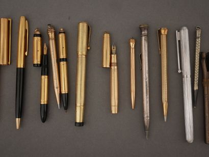 Lot :
- ST DUPONT
stylo à bille en métal...