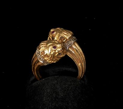 Bague à double têtes de lion en or jaune...