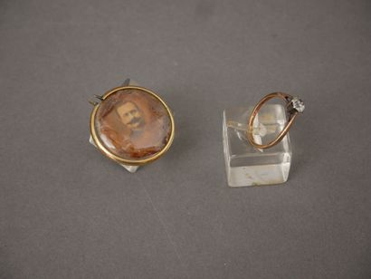Lot :
- Bague solitaire en or jaune 18k et...