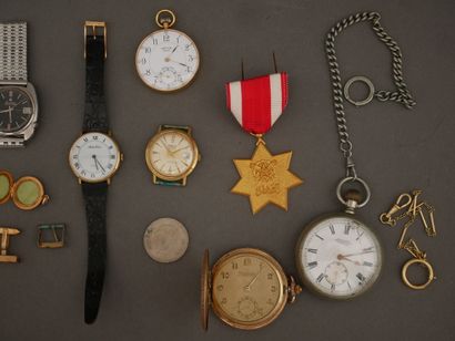 Lot de bijoux fantaises, montres en métal,...