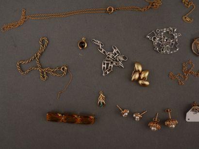 Lot de bijoux fantaises dont un pendentif...