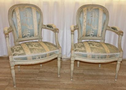 PAIRE DE FAUTEUILS en bois relaqué gris mouluré...