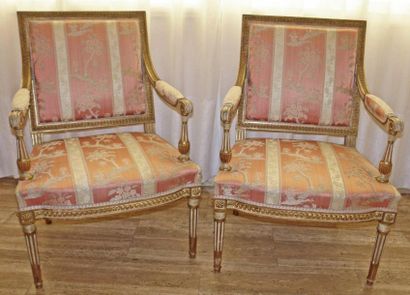 PAIRE DE FAUTEUILS en bois relaqué crème...