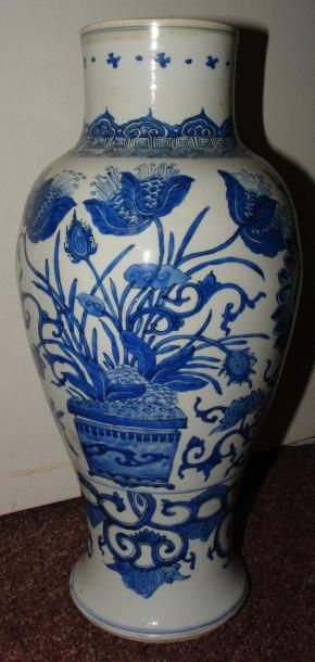 Grand vase balustre en porcelaine de Chine...