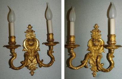 SUITE DE QUATRE APPLIQUES à deux bras de...