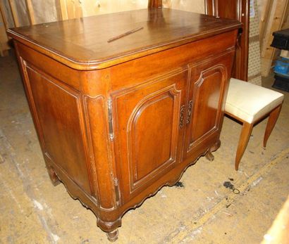 Buffet bas en noyer mouluré, ouvrant par...