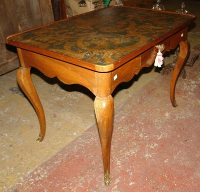 Table en noyer ouvrant par un tiroir en ceinture,...