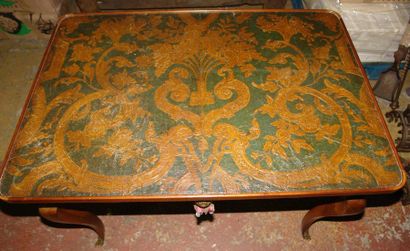 Table en noyer ouvrant par un tiroir en ceinture,...