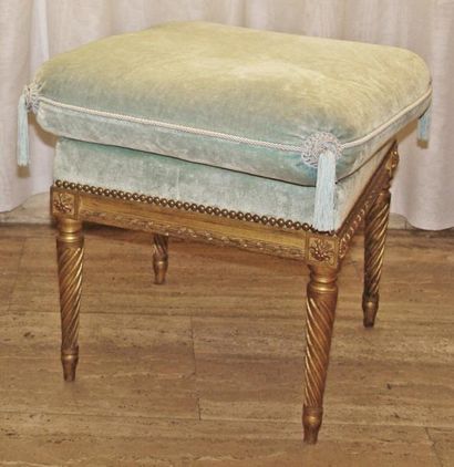 TABOURET carré en bois doré mouluré et sculpté...