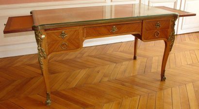 BUREAU PLAT à caissons en bois de placage...