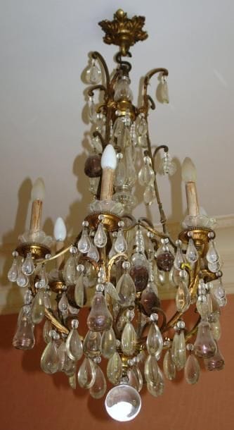 LUSTRE à six lumières en bronze doré et pendeloques...