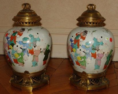 PAIRE DE VASES pots-pourris en porcelaine...