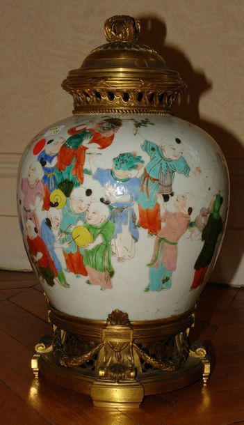 PAIRE DE VASES pots-pourris en porcelaine...